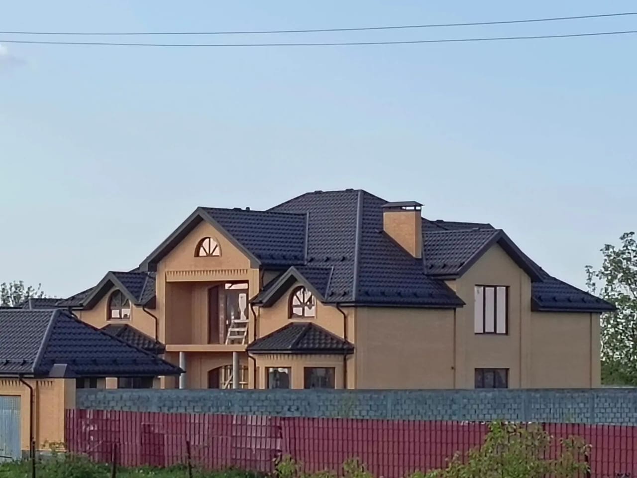 Большой частный дом с тёмной кровлей